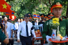 PM attends burial of Vietnamese soldiers, experts in Laos