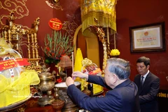 Party leader offers incense in tribute to kings, President Ho Chi Minh