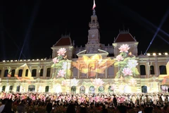 Vietnamese Ambassador to Hungary Bui Le Thai presents gifts to Hungarian friends at the event (Photo: VNA)