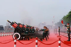 Thousands of people gather on Le Loi Street, District 1 to watch the parade. (Photo: VNA)