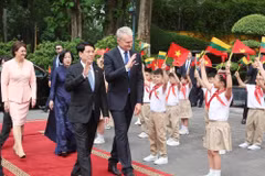 President hosts welcome ceremony for Lithuanian counterpart