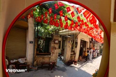 Hanoi youth embrace “patriotic cafés” during reunification anniversary celebrations