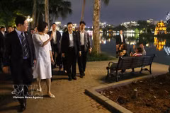 RoK President and First Lady stroll around Hoan Kiem Lake in Hanoi