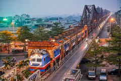 Long Bien Bridge renovation sparks debate on heritage and modern use