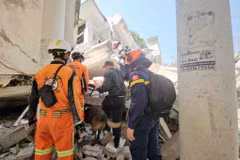 The Ministry of Public Security's search and rescue forces carry out earthquake response efforts in Zabuthiri township, Naypyidaw, Myanmar. (Photo: VNA)