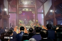 Legislative leader offers incense in tribute to President Ho Chi Minh