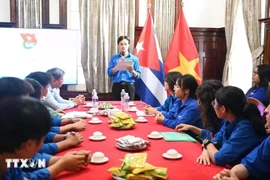 Secretary of the Ho Chi Minh Communist Youth Union Committee in Cuba Bui Tuan Minh launches the 2025 emulation campaign. (Photo: VNA)