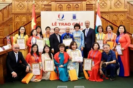Vietnamese Ambassador to Hungary Bui Le Thai poses for a photo with delegates at the contest award ceremony. (Photo: VNA)