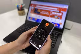 Tax revenues from organisations and individuals engaged in e-commerce and other digital economic activities reache 2.85 billion USD in the first five months of 2025. (Photo: VNA)