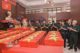 Veterans offer a silent tribute to fallen comrades at the mortuary holding the remains recovered from Le Thi Rieng Park in Ho Chi Minh City. (Photo: VNA)