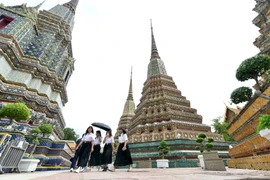 Tourists visit Wat Pho Temple in Bangkok, Thailand. (Photo: Xinhua/VNA)
