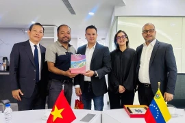 Chief of the Vietnam News Agency’s representative office in Mexico Truong Phi Hung presents a souvenir to Venezuelan Deputy Minister of Communications Simón Arrechide. (Photo: AVN/VNA) 