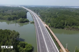 The Ben Luc–Long Thanh Expressway section running through the mangrove forest in Nhon Trach commune, Dong Nai province. (Photo: VNA)