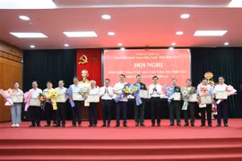 Leaders of Son La province present certificates of merit to collectives and individuals in recognition of their outstanding contributions to the elimination of makeshift and dilapidated housing in the locality. (Photo: VNA) 