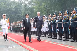 President Luong Cuong and Hungarian President Sulyok Tamas review guard of honour of Vietnam People’s Army. (Photo: VNA) 