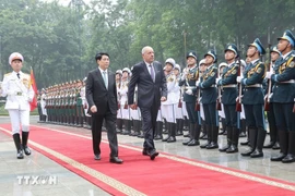 President Luong Cuong and Hungarian President Sulyok Tamas review guard of honour of Vietnam People’s Army. (Photo: VNA) 
