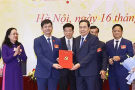 National Assembly Chairman Tran Thanh Man presents the Decision appointing the Executive Committee, Standing Board, Secretary, Deputy Secretary, and Inspection Commission of the Party Committee of the Office of the National Assembly for the 15th tenure, 2025–2030. (Photo: VNA) 