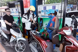 Customers purchase fuel at a PVOIL petrol station on June 1, 2026. (Photo: VNA)