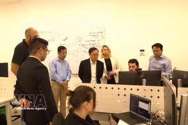 A Qarakal Quantum expert briefs Vietnamese Ambassador to Israel Nguyen Ky Son on the potential applications of quantum technology. (Photo: VNA)