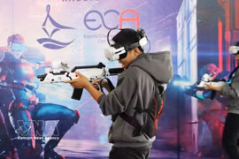 Students experience virtual reality games. (Photo: VNA)