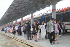 Passengers at Hai Phong railway station. (Photo: VNA)