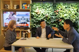Kwon Hyuk Min (C) speaks with a VNA correspondent in the Republic of Korea about Viet Nam–RoK relations. (Photo: VNA) 