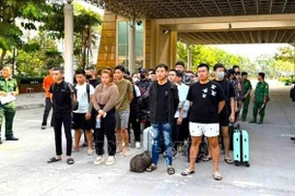 Tay Ninh authority receives 177 Vietnamese nationals involved in illegal labour and residency in Cambodia. (Photo: VNA)