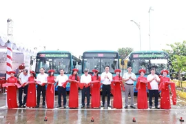 Hanoi launches first bus route connecting Minh Chau island commune to city centre. (Photo: laodong.vn)