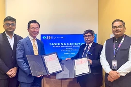 The MoU is signed by Pham Sanh Chau, CEO of VinFast Asia, and Ajay Kumar Jha, General Manager – Retail Loans, State Bank of India. (Photo: VNA)
