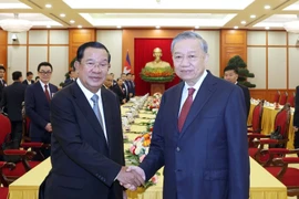 Party General Secretary To Lam (R) meets President of the Cambodian People’s Party Hun Sen. (Photo: VNA)