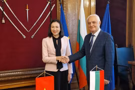 Vietnamese Ambassador to Bulgaria Nguyen Thi Minh Nguyet meets with Bulgarian Minister of Defence Atanas Zapryanov. (Photo published by VNA)