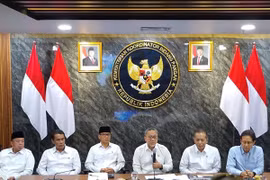Coordinating Minister for Food Affairs Zulkifli Hasan (third from right) and Cooperatives Minister Ferry Juliantono (second from right) at a limited coordination meeting on food programs in Jakarta on Monday, January 12, 2026. (Photo: Antara)