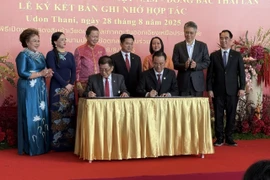 Representatives of the Ho Chi Minh City Young Entrepreneurs Association (right) and the Thai-Vietnamese Business Association in Thailand sign a memorandum of understanding on cooperation. (Photo: VNA) 