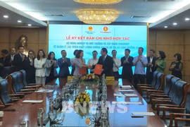 The Ministry of Agriculture and Environment and the Vingroup JSC sign a MoU on cooperation in urban air quality management and improvement, and green growth. (Photo: VNA)