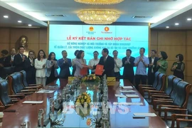 The Ministry of Agriculture and Environment and the Vingroup JSC sign a MoU on cooperation in urban air quality management and improvement, and green growth. (Photo: VNA)