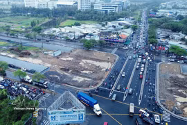The Nguyen Van Linh–Nguyen Huu Tho intersection fully opens both underpasses to traffic, helping ease congestion in the area. (Photo: VNA)