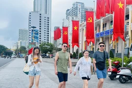 Kazakh tourists on Nha Trang's street (Photo: baokhanhhoa.vn)