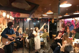 A musical performance at Saigon Lotus drew enthusiastic response from visitors. (Photo published by VNA)