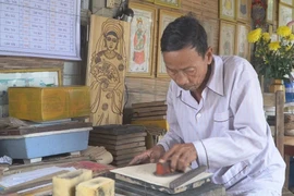 Sinh villagers move to preserve Hue folk paintings