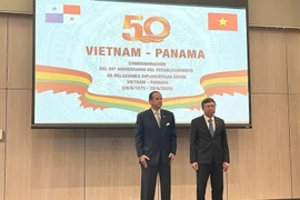 Panamanian Foreign Minister Javier Martínez-Acha Vásquez and Vietnamese Ambassador to Mexico and concurrent Ambassador to Panama Nguyen Van Hai at a celebration marking diplomatic relations. (photo published by VNA)