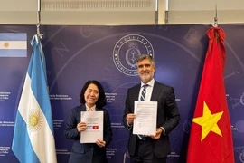 Argentine Deputy Foreign Minister Fernando Brun and Vietnamese Ambassador to Argentina Ngo Minh Nguyet attend the 8th Meeting of the Intergovernmental Committee on Economic, Trade and Scientific–Technological Cooperation between Vietnam and Argentina in Buenos Aires. (Photo: VNA)