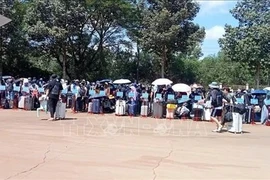 Cambodian authorities hand over 353 citizens, identified by Cambodia as illegal residents, to the Border Guard Station at Xa Mat International Border Gate in the southern province of Tay Ninh. (Photo: VNA)