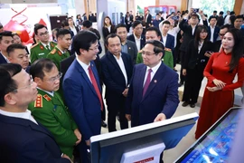Prime Minister Pham Minh Chinh visits a display of science and technology development, innovation and digital transformation. (Photo: VNA)