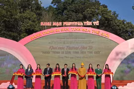 Delegates cut the ribbon to inaugurate the Yen Tu Festival “Heritage journey – world essence”. (Photo: VNA)