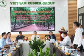 Vietnamese Ambassador to Cambodia Nguyen Minh Vu meets with leaders and staff of three rubber companies in Kampong Thom province, Cambodia. (Photo: VNA)