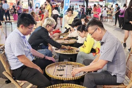 Locals take part in traditional folk games. (Photo: VNA)