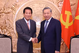 Party General Secretary To Lam (right) receives former Special Ambassador for Vietnam-Japan Sugi Ryotaro on March 20. (Photo: VNA)
