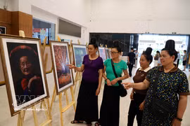 Visitors to the exhibition in Quang Ninh province. (Photo: VNA)