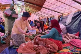 Many organisations and individuals have extended support to flood-affected communities. (Photo: sggp.org.vn)