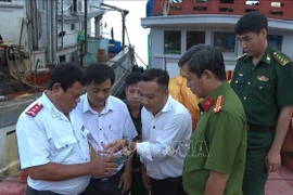 The IUU inspection team accesses the Vessel Monitoring System (VMS) to track the location and activities of fishing vessels in Can Tho city. (Photo: VNA)
